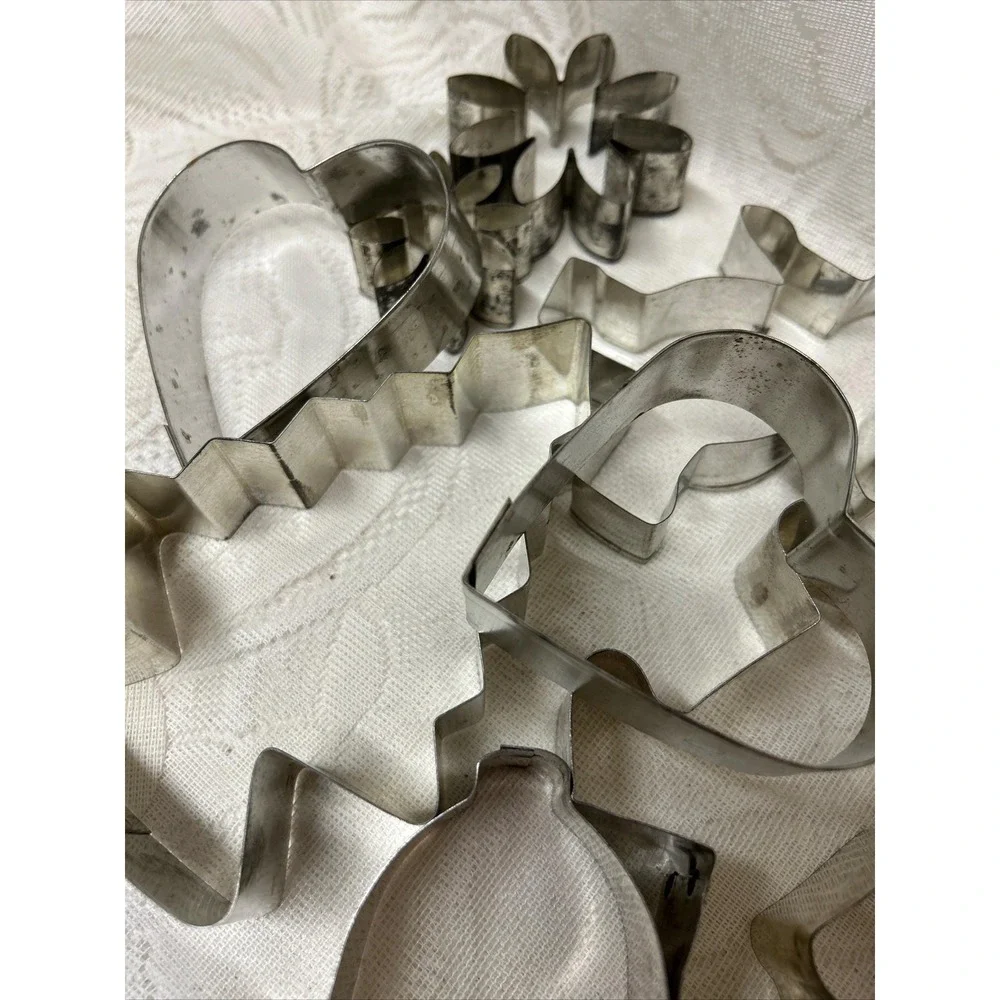 Lot of 13 Vintage Tin Cookie Cutters, Christmas Easter Everyday Ginger Bread‎